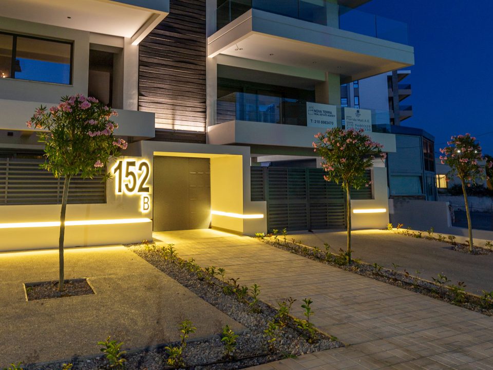 Σύγχρονη πενταόροφη κατοικία στη Γλυφάδα Στην οδό Παπανδρέου 152β. Διαθέσιμες μονάδες.